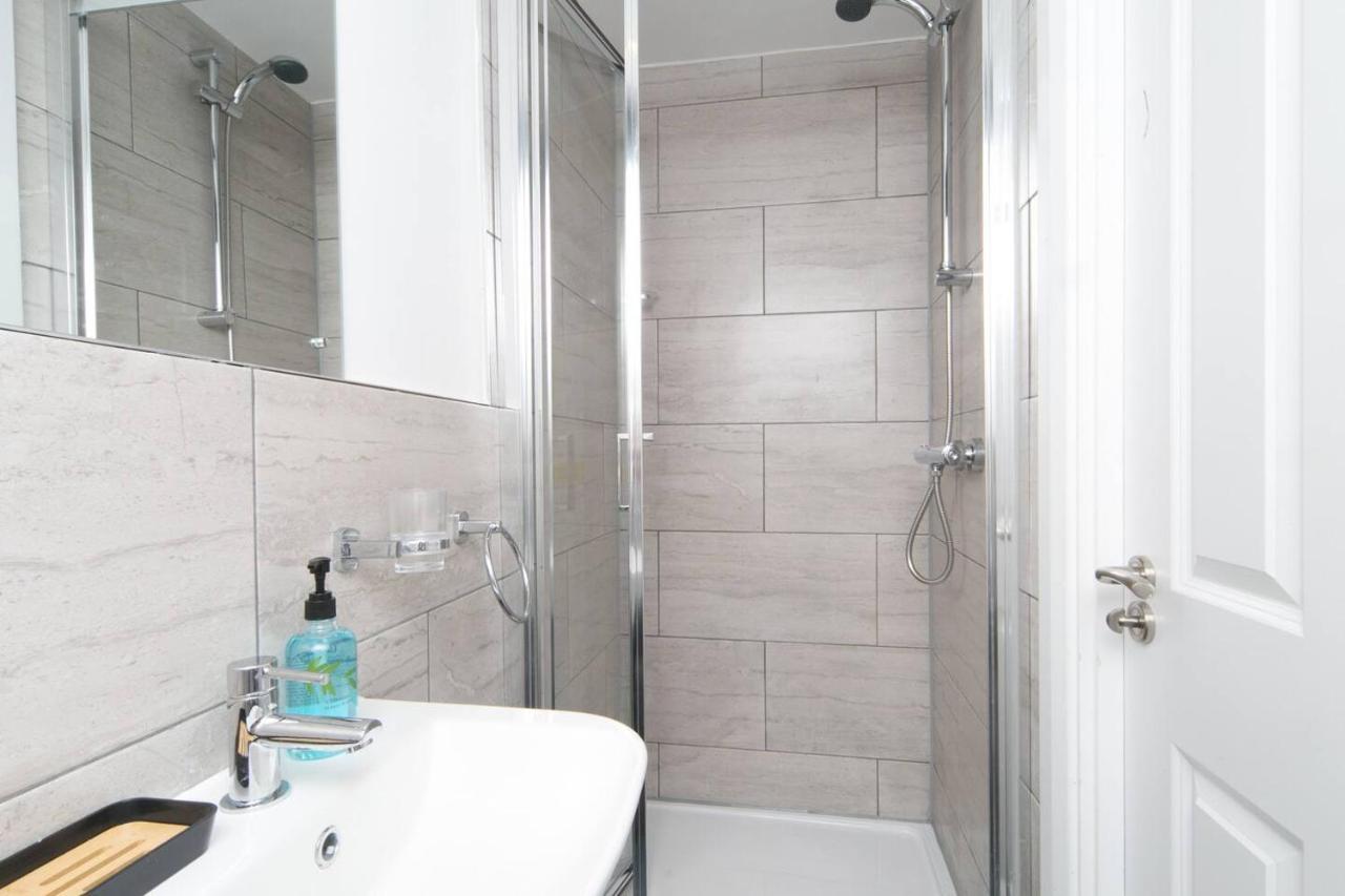 Pass The Keys Modern En-suite In Country Pubrestaurant 2 *